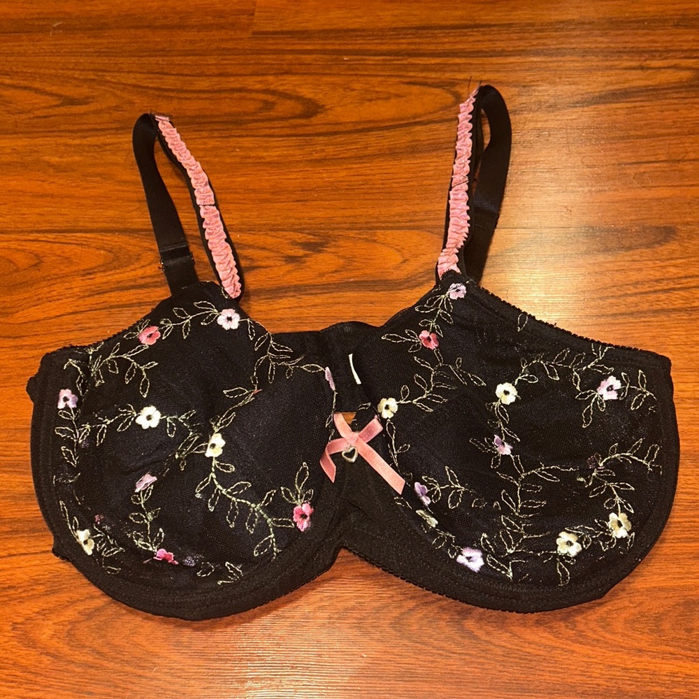 Secret Treasures Floral Black Embroidered Underwire Bra with Pink Accents sz 40D